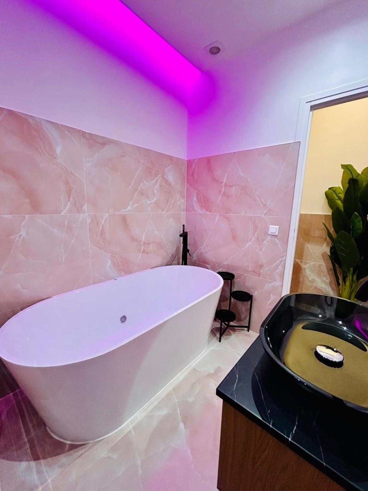 Intimate Escape - Seaside - Spa Bath - Wifi - Ac Nice Buitenkant foto